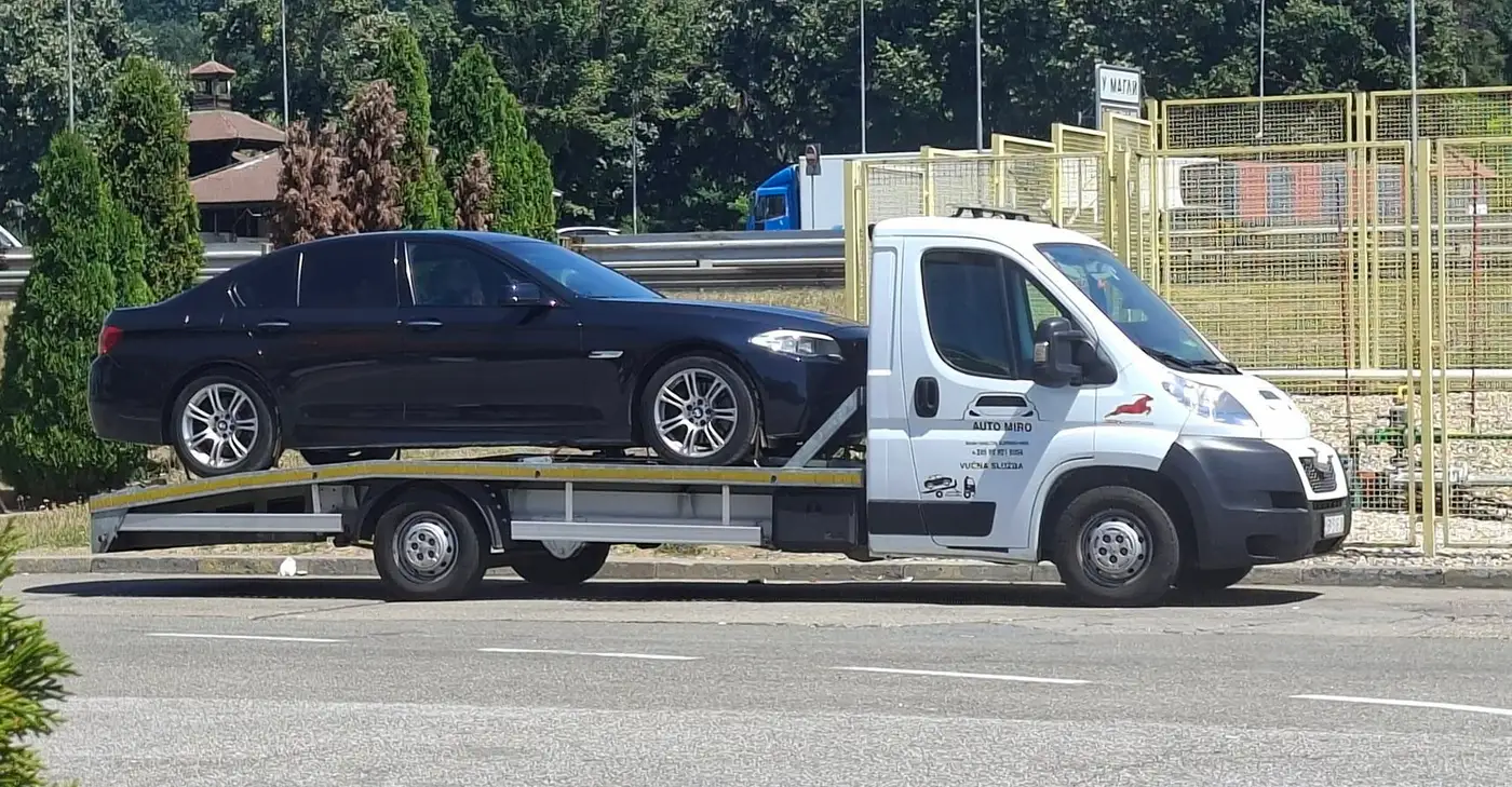 Kamion AUTO MIRO s crnim BMW-om na platformi uz cestu